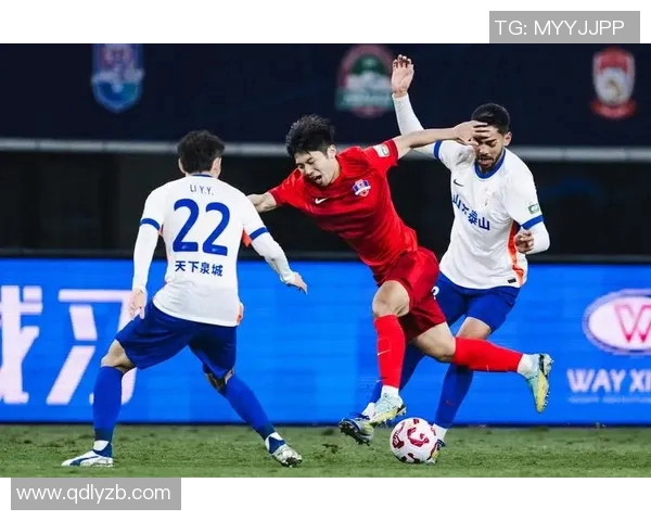 足球明星与小孩共庆胜利瞬间感动人心的温馨画面